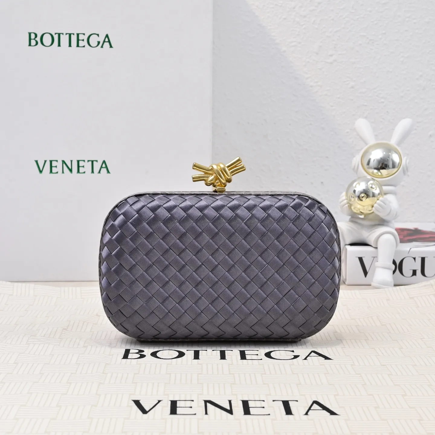Batch 1460 #BV Knot woven evening bag series ~ Each bag reveals exquisite elegance💫Iconic classic silk weaving➕snake skin trimming with knot buckle, soft and delicate feel. The design is small and exquisite, low-key without logo, elegant and elegant. Paired with evening dress or cheongsam, it has the atmosphere of a famous and wealthy lady. Full of aura and invincible texture💃 Model: 7622 Dimensions: 20x12x5.5